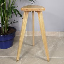 Load image into Gallery viewer, Fyne Audio F700 Shaped Top Plate speaker stand by audio chic.